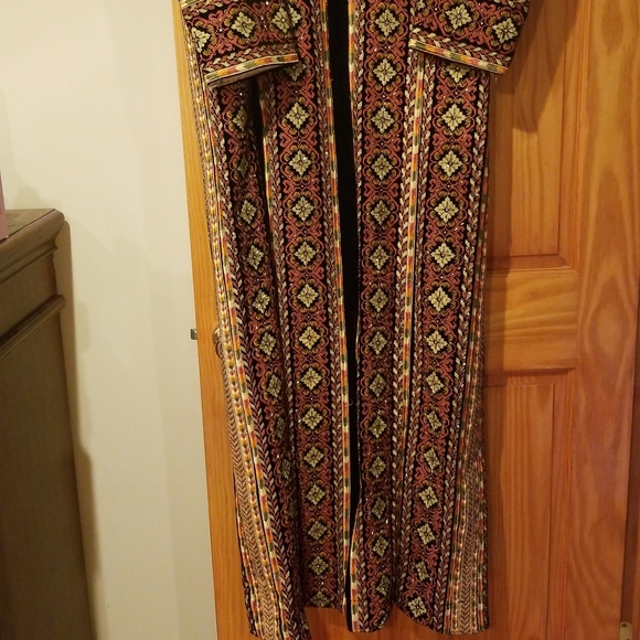 Beautiful heavy beaded velvet thobe - Picture 5 of 10